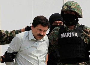 El Chapo escoltado por soldados