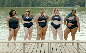 Vrouwen staan in hun bikini op een steiger voor een meer