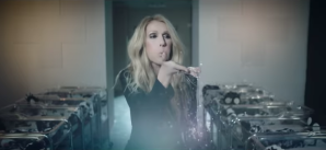 Celine Dion dalam iklan pakaian bayi bermerek CELINUNUNU