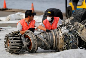 Petugas KNKT memeriksa temuan turbin pesawat Boeing 737 MAX dari Lion Air yang jatuh di Karawang