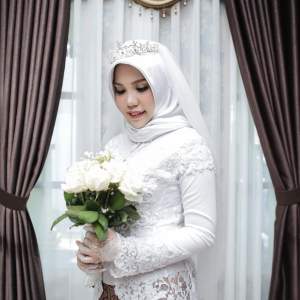 Intan Indah Syarii, the Fiancée of a Lion Crash Victim Posts Solo Wedding Pictures to Honor His Final Wish