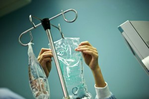 Une infirmière installe une perfusion