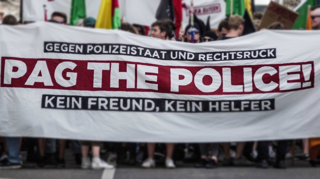 ​Demonstranten halten ein Banner, auf dem steht: "Gegen Polizeistaat und Rechtsruck."