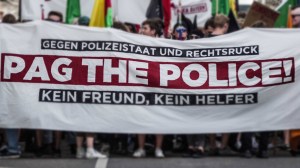 ​Demonstranten halten ein Banner, auf dem steht: "Gegen Polizeistaat und Rechtsruck."