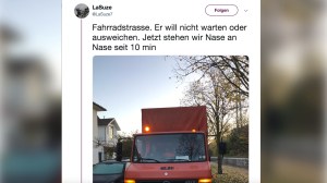 Foto eines Tweets mit einem orangefarbenen LKW