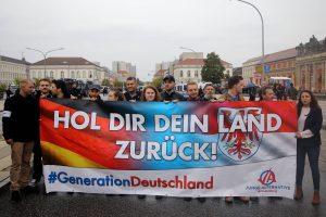 Die Junge Alternative und Damian Lohr demonstrieren unter dem Banner "Hol dir dein Land zurück!"