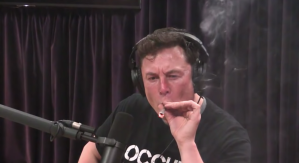 Elon Musk che fuma una canna