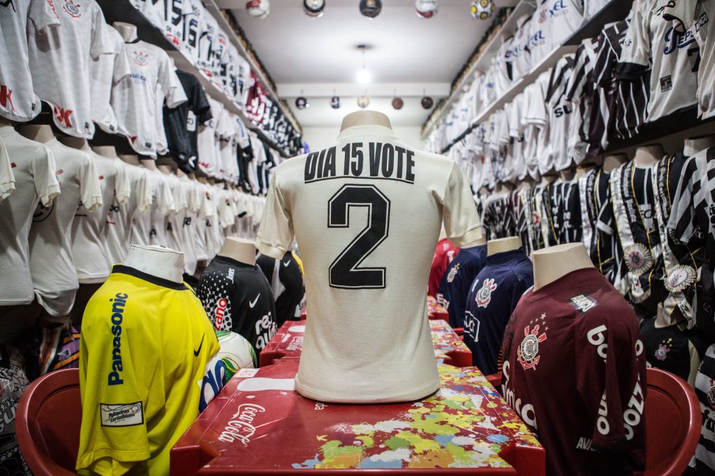 A louca coleção de camisas do Corinthians escondida num restaurante em SP