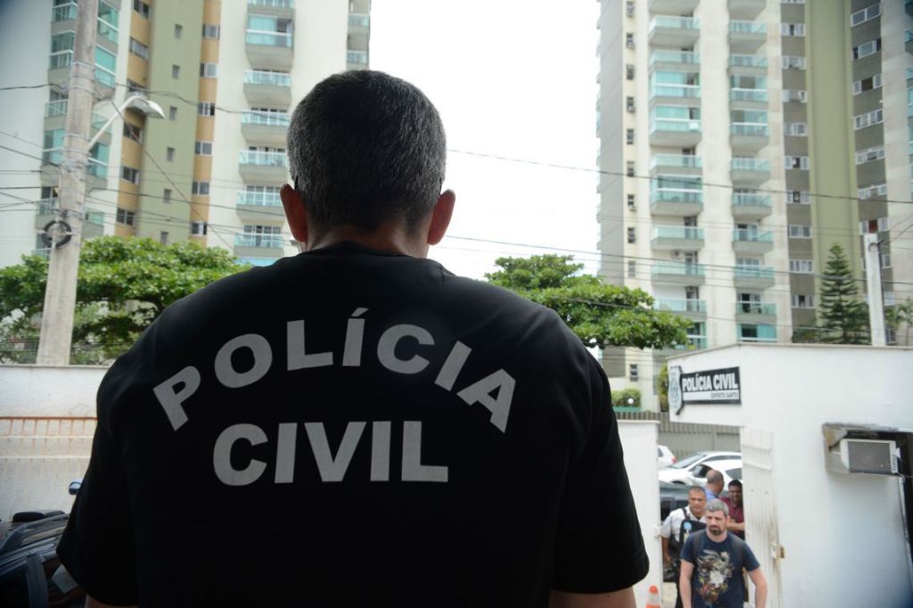 Policial Civil em operação contra a pornografia infantil