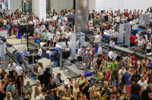 Viele Menschen warten auf die Sicherheitskontrolle am Flughafen