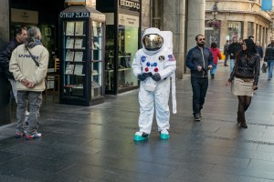 čovek u odelu astronauta