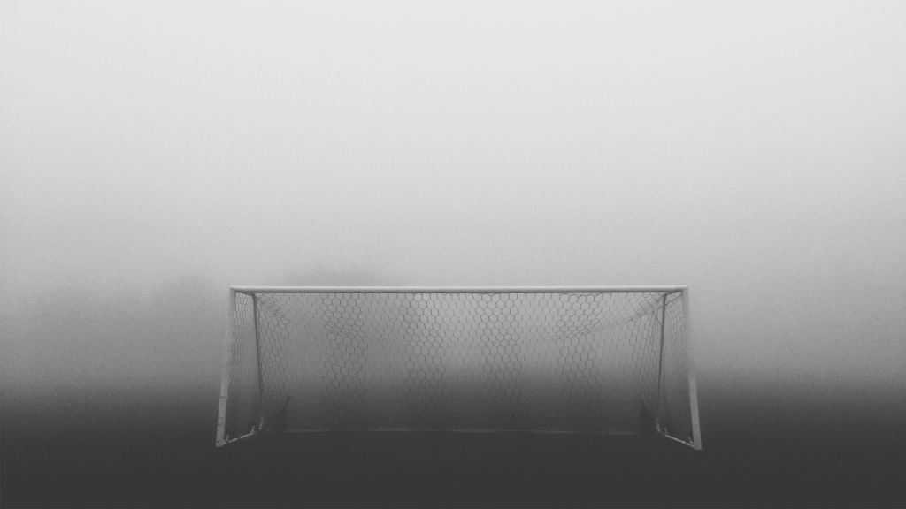 Foto ilustrasi gawang sepakbola oleh naphtali marshall via unsplash