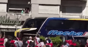 Hinchas de River tirando piedras