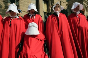 femei imbracate ca-n handmaids tale