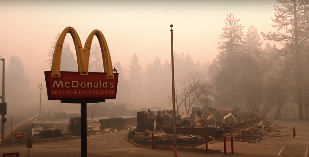 De dronefoto’s van de bosbrand in Californië zijn ijzingwekkend