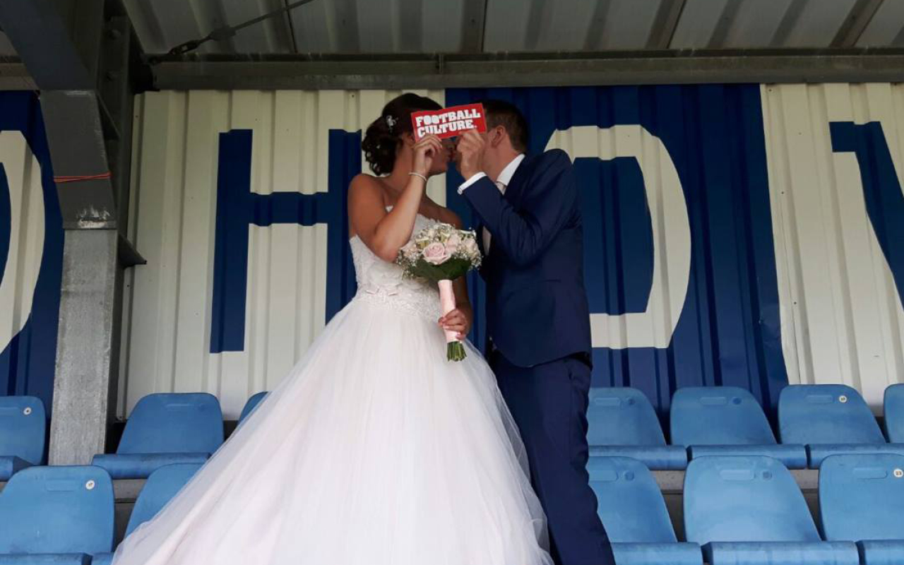 Een FC-sticker bij een trouwerij op een tribune van FC Eindhoven.