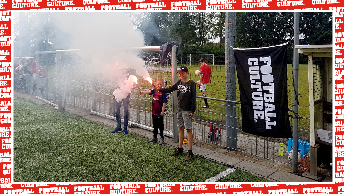 Jongens met een FC-vlag en pyro.