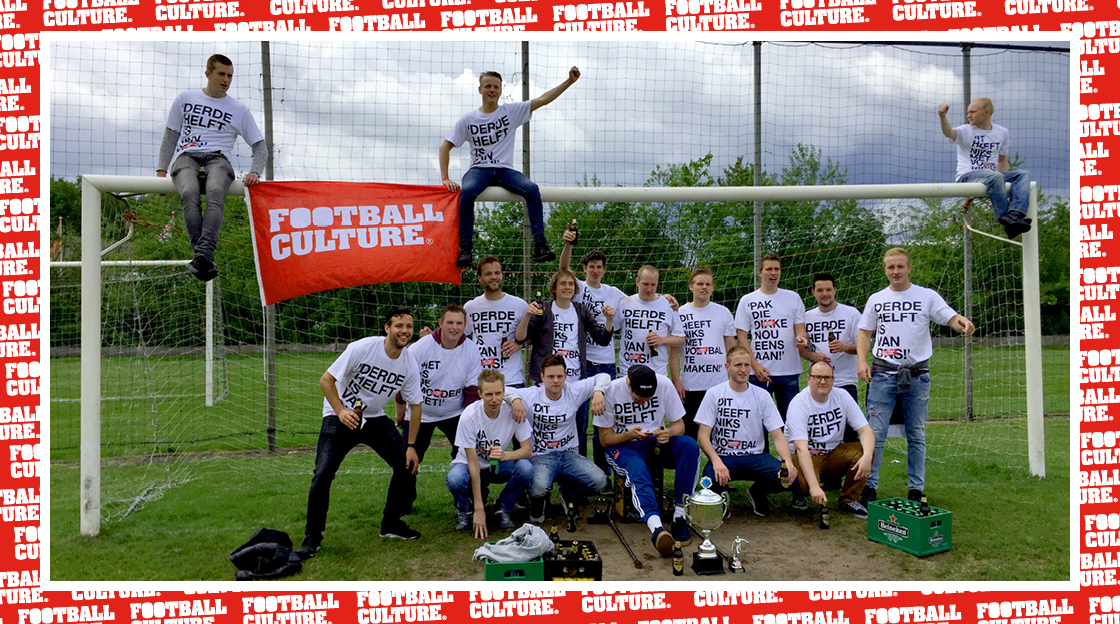 Een amateurelftal met FC-shirts aan.