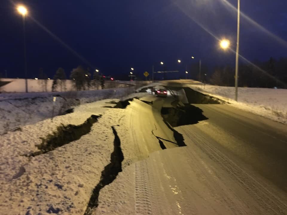 Un terremoto de magnitud 7.0 cerca de Anchorage, Alaska, causó una destrucción generalizada en la región, algunas partes también están bajo alerta de tsunami.