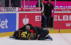 Der Eishockeyspieler Daniel Paille wird nach einem brutalen Check von zwei Betreuern behandelt