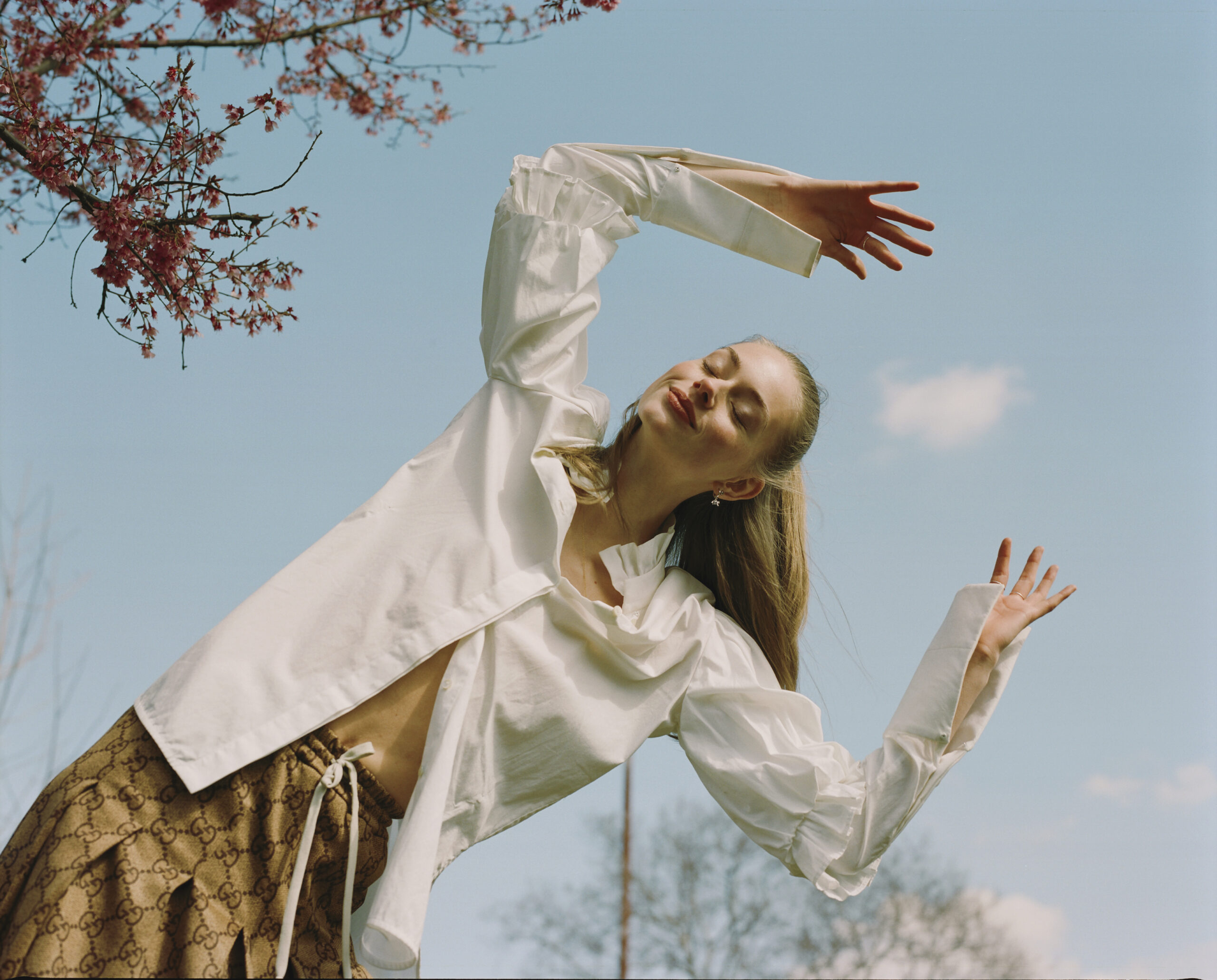 rebekah-campbell photographs a girl in spring