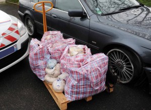 Des sacs Tati sur un chariot