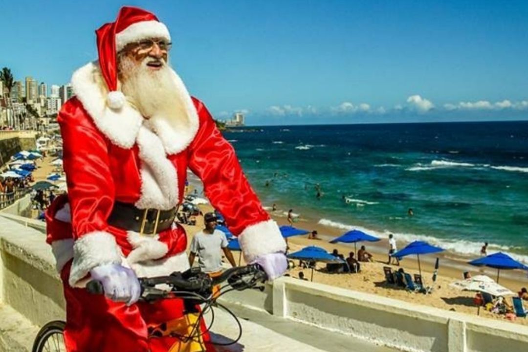 Papai Noel Diomar Tolentino na praia de Salvador