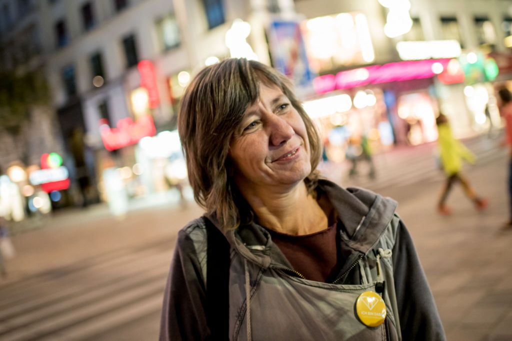 Birgit Hebein abends auf der Straße