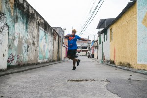 Um rapaz fazendo um movimento de dança na rua