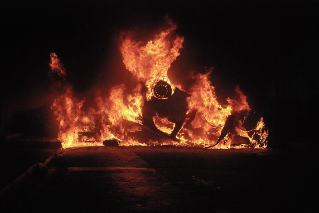 un carro incendiado en las protestas de Francia