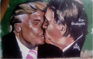 Grafite com o presidente Donald Trump e Jair Bolsonaro dando um beijo