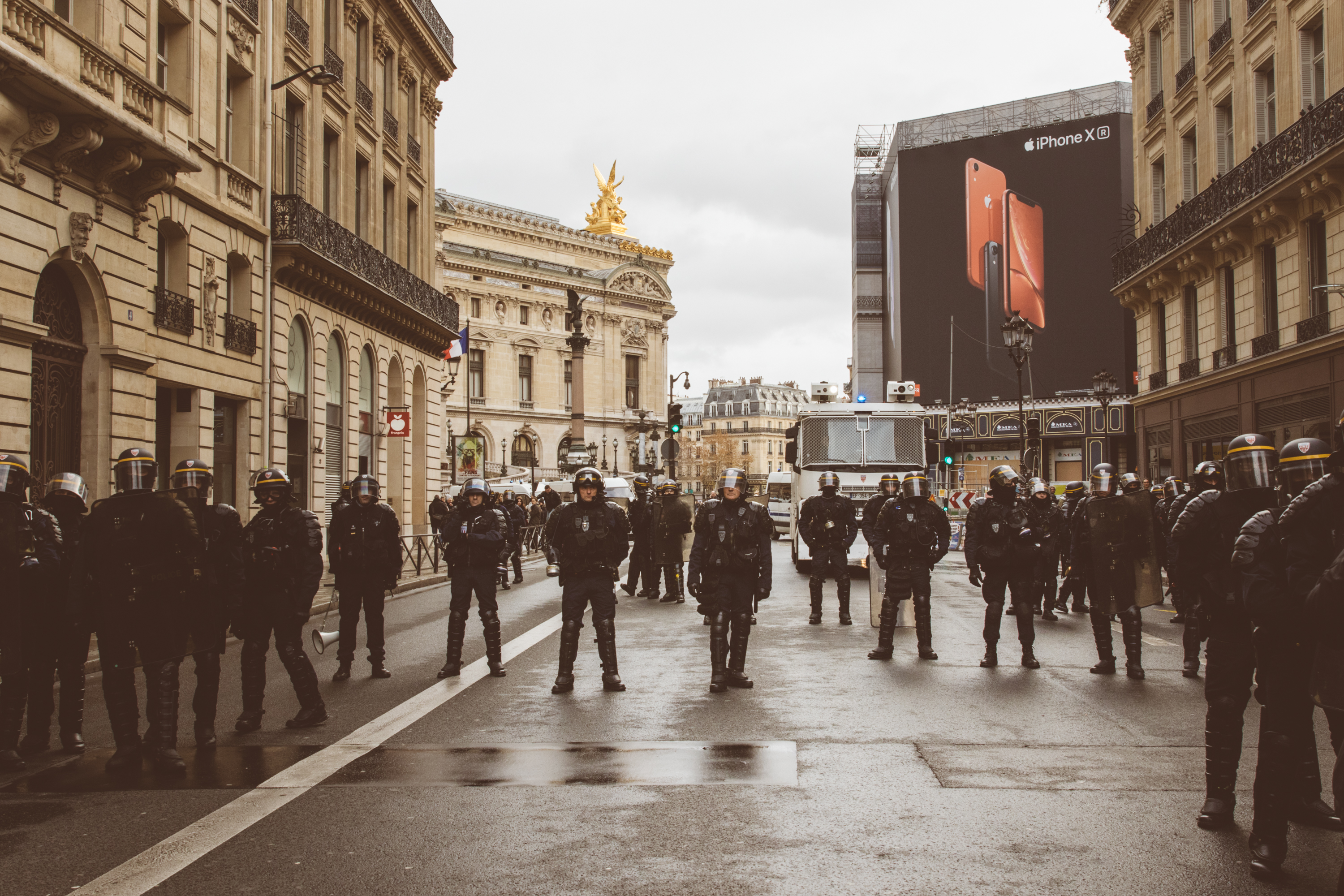 1544433538938-vice-claq-manif-8-decembre-gilets-jaune-gaellematata-1370