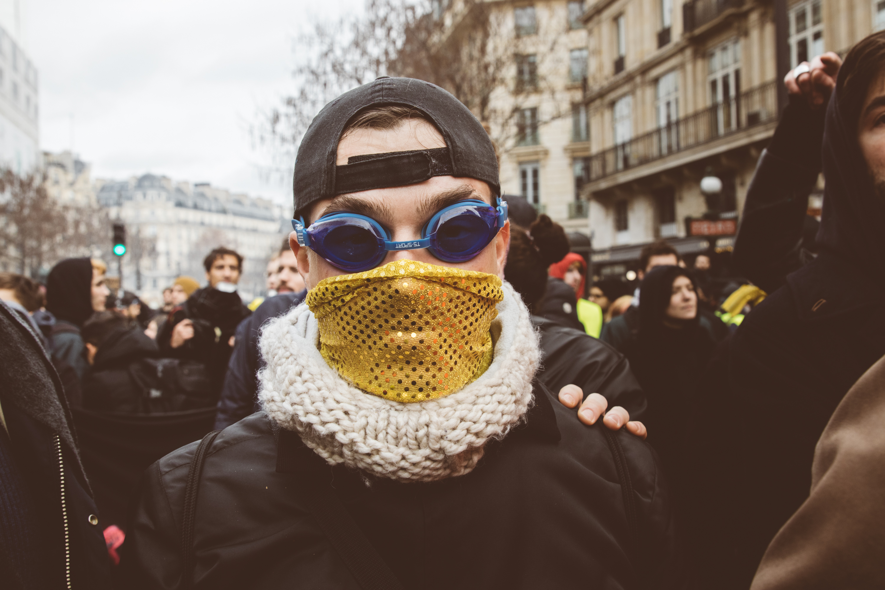 1544434348104-vice-claq-manif-8-decembre-gilets-jaune-gaellematata-1450