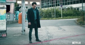 Polizist Erol Birkan ​(Fahri Yardım) an der No-Go-Area Kaiserwarte in Netflix' Dogs of Berlin