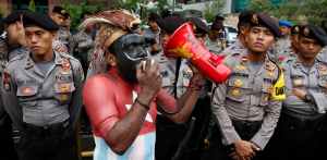 Aktivis Papua merdeka berorasi dipantau personel Polri.