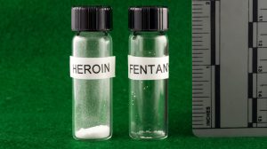 Dieses Bild zeigt, warum Fentanyl so gefährlich ist: Die tödliche Dosis des Opioids ist viel geringer als bei Heroin.