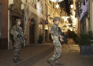 Bewaffnete Soldaten patrouillieren kurz nach dem Anschlag auf den Weihnachtsmarkt.​