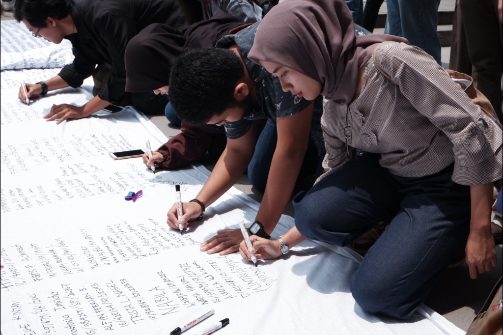 Berbagai mahasiswa UGM menandatangani petisi mendukung Agni.