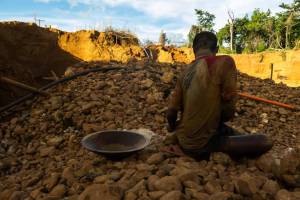 mineiro-limpa-pedras-em-busca-de-ouro_amazonia org