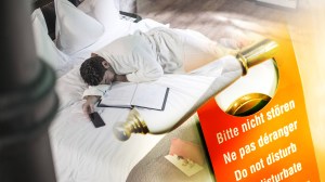 Mann liegt im Hotelzimmer-Bett und schläft, daneben hängt ein "Bitte nicht stören"-Schild