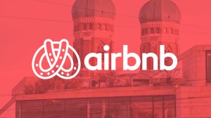 Die Münchner Frauenkirche davor eine Brezel und das Airbnb Logo