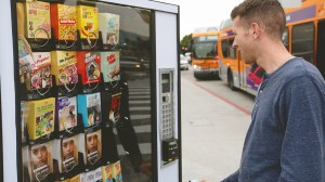 Un homme devant la machine Instagram