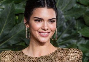 Kendall Jenner en vestido dorado