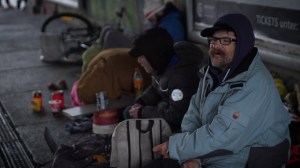 Der obdachlose Thomas in seinem Winterlager unter einer Brücke