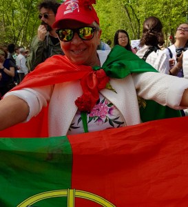 mulher com cravos e bandeira portuguesa no 25 de Abril de 2018 em Lisboa