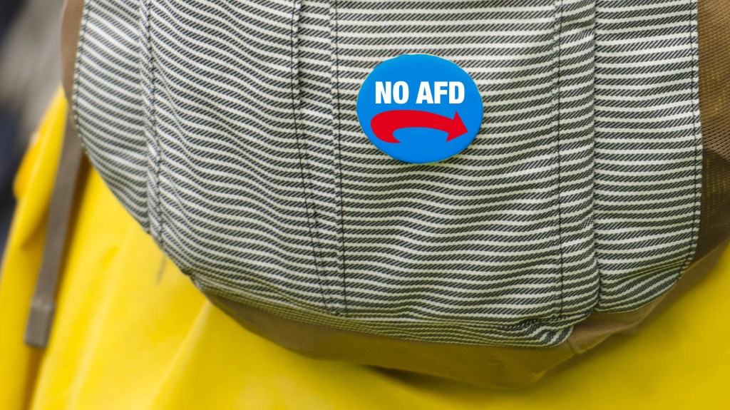 Tasche mit No-AfD-Button