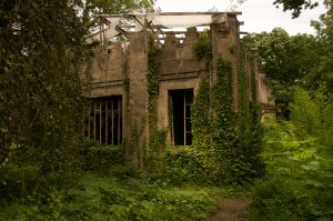 Un edificio dello zoo umano di Parigi, il Jardin d’Agronomie Tropicale