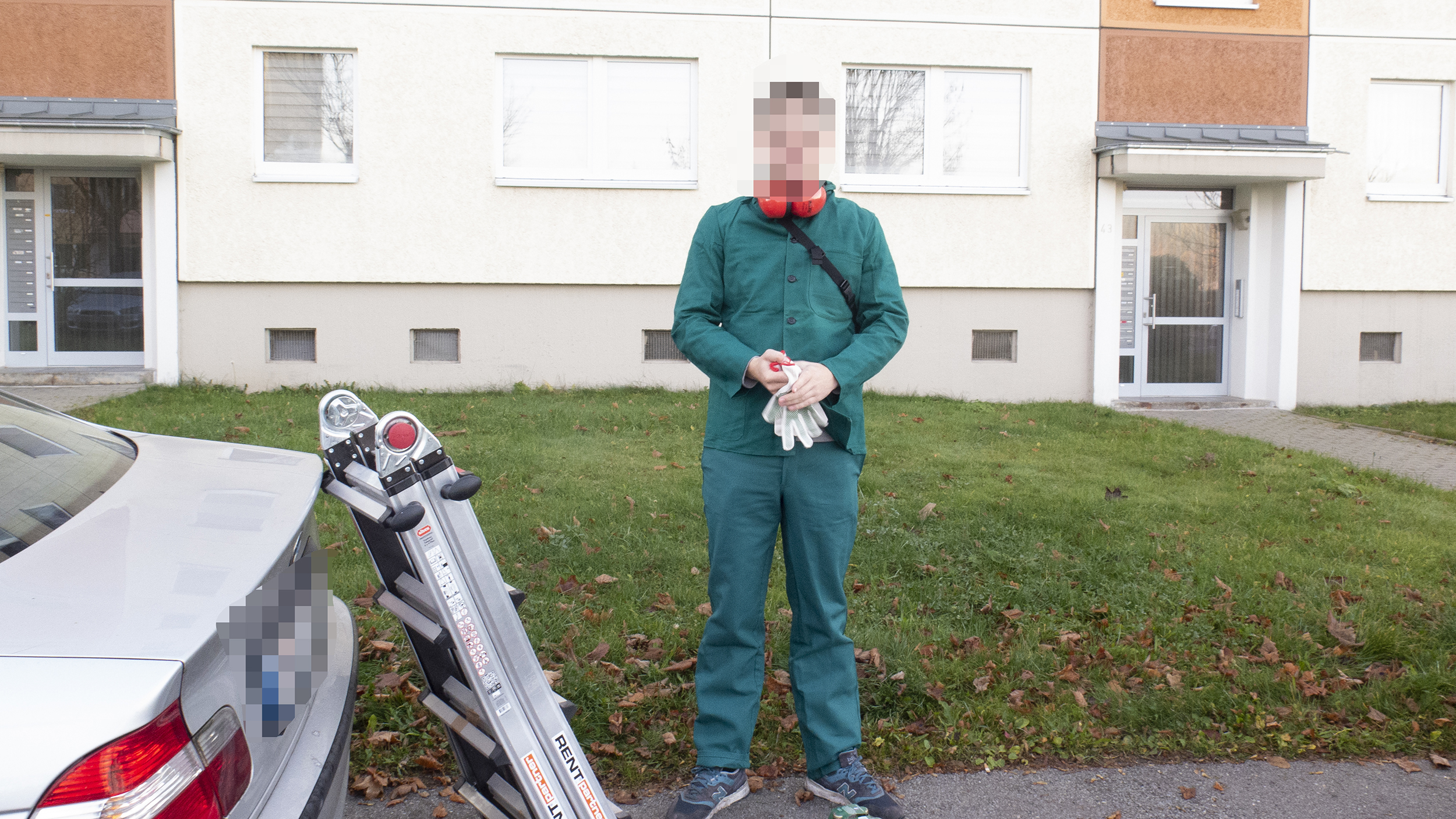 Ein Fußballfan neben seinem Auto in einem Förster-Outfit