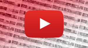 Der "Play"-Button von YouTube, dahinter diverse Videos