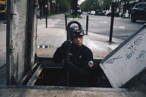 Un membre de la police qui descend sous terre